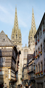 Free Syndic Quimper : ccommons-Thesupermat-Quimper_-_La_cathédrale_depuis_la_rue_Kéréon_-_011